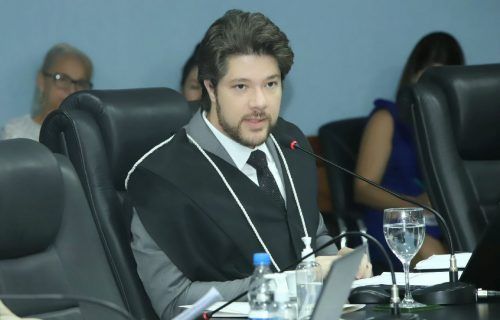 Conselheiro do TCE-AM suspende licitação de Coari por irregularidade