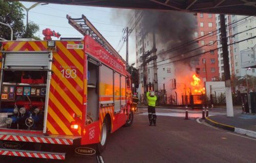 Corpo de Bombeiros combate incêndio em subestação de energia no bairro Ponta Negra