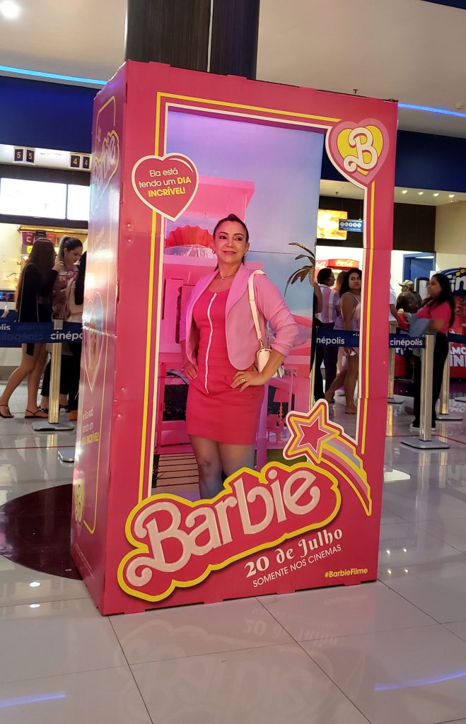Barbie: fãs colorem cinema de rosa para ver filme em Brasília