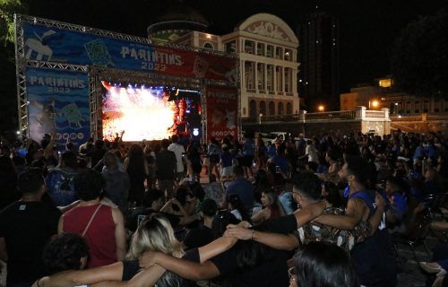 Transmissão da última noite do Festival de Parintins no Largo São Sebastião encanta torcedores