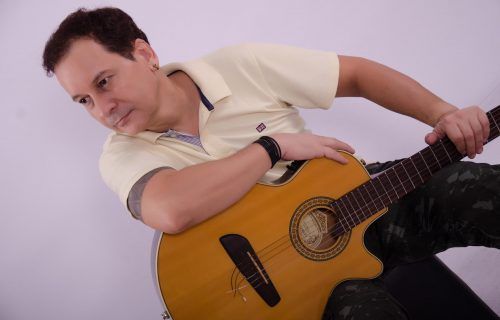 Cantor Carlos Batata realiza show gratuito e inclusivo neste sábado