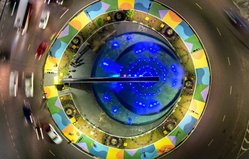 Prefeito entrega rotatória do Mindu totalmente revitalizada