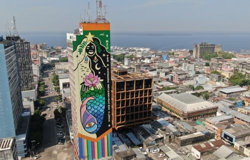 Artista selecionada em projeto nacional pinta obra de 80 metros no Centro de Manaus