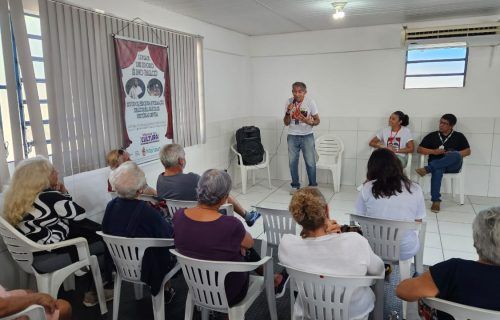 Idosos participam de oficina de teatro do edital Manaus Faz Cultura da prefeitura