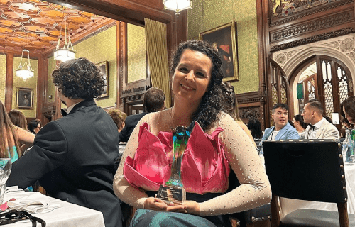 Karine Aguiar vence prêmio de Melhor Cantora Brasileira no Mundo