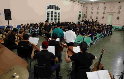 Orquestra de Violões do Amazonas realiza apresentação para estudantes do IEA