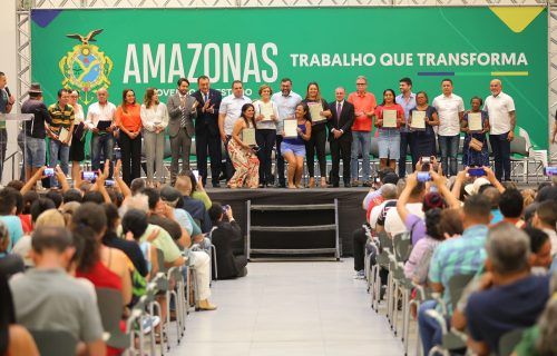 Wilson Lima entrega 355 títulos de imóveis e reassenta famílias das comunidades da Sharp e Manaus 2000