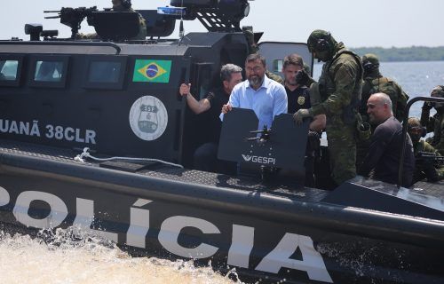 Wilson Lima entrega lanchas blindadas ao sistema de segurança pública e vistoria Base Arpão 2