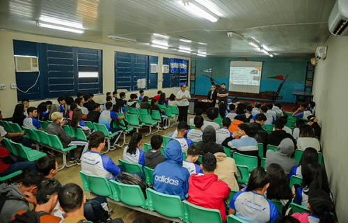 ‘CNH na Escola’ chega ao interior e promove palestra para alunos do município de Manacapuru