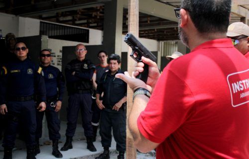 Capacitação de guardas municipais para uso de arma de fogo em Manaus