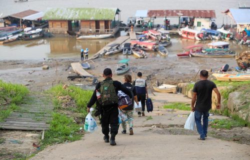 Governo do Amazonas atende moradores da comunidade de Beruri após desbarrancamento