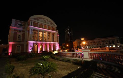 Governo do Estado abre o Outubro Rosa iluminando o Teatro Amazonas