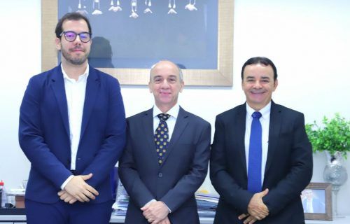 Três aprovados tomam posse como novos servidores do TCE-AM