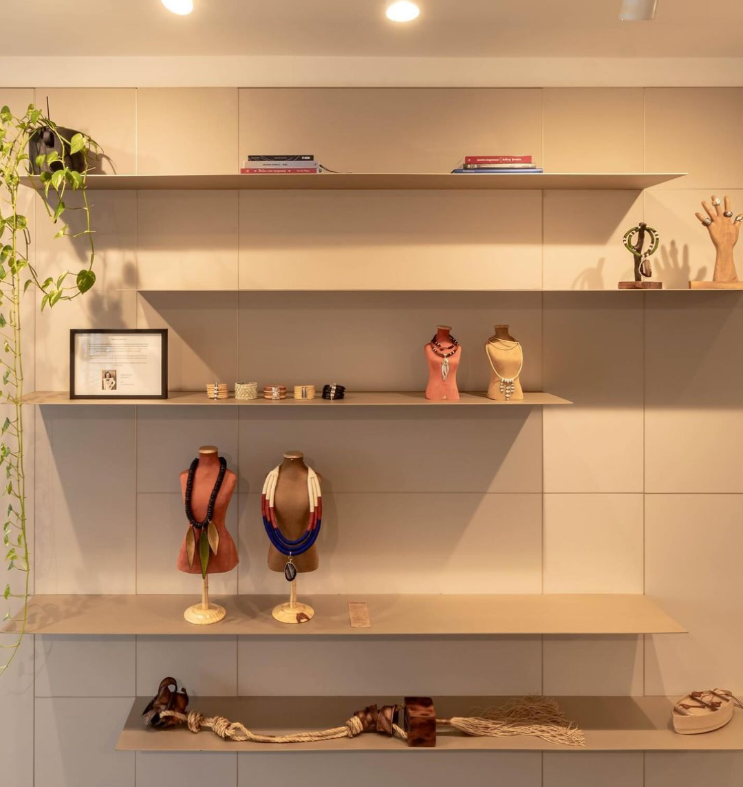 Ornare e DW Design reúnem artistas locais em exposição de moda amazônica