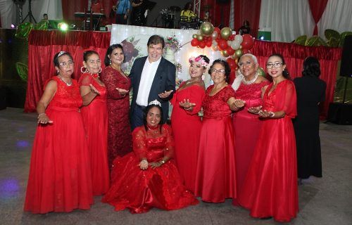 Prefeitura de Manaus promove baile de debutantes para idosas