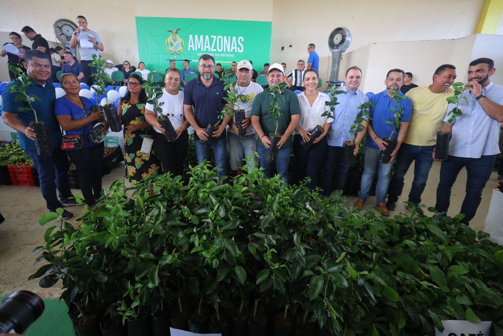 governo-do-amazonas-beneficia-produtores-rurais-de-parintins-e-barreirinha_fotos-mauro-neto-e-diego-peres_secom-4