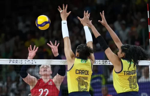 ana-carolina-e-tainara-do-brasil-em-acao-no-jogo-contra-os-eua-pela-semi-do-volei-feminino-nas-olimpiadas-de-paris-1723126618235_v2_750x421-jpg