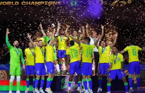 brasil-comemora-o-sexto-titulo-da-copa-do-mundo-de-futsal-apos-vitoria-sobre-a-argentina-na-final-1728238035232_v2_900x506-jpg