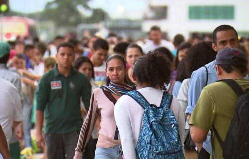 pessoas_andando_na_rua_01