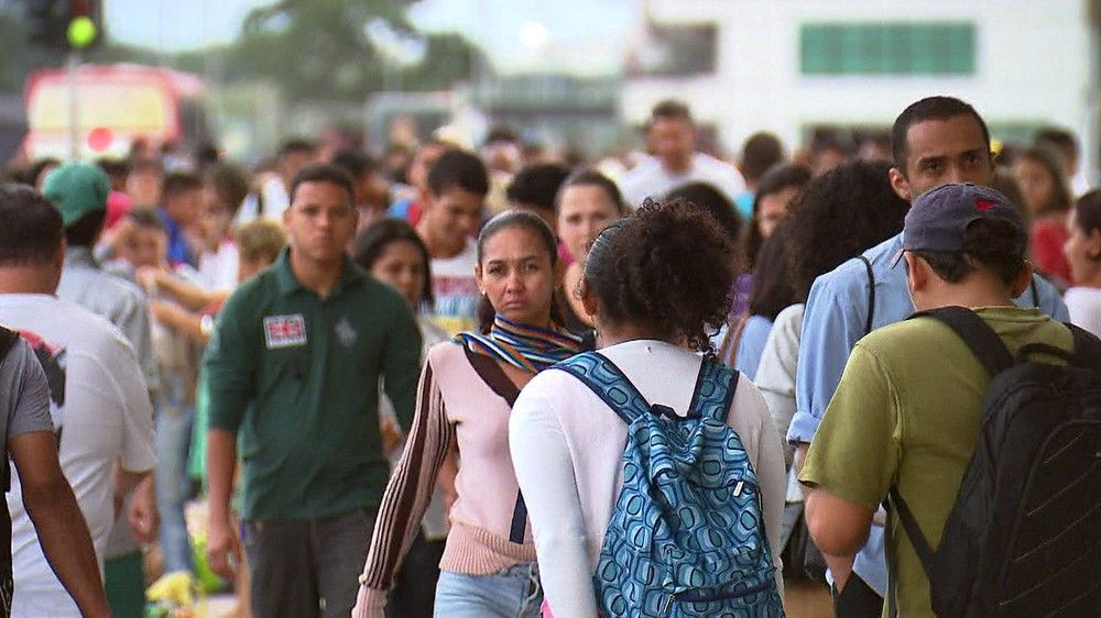 pessoas_andando_na_rua_01