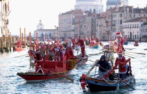 2024-12-22t112816z-52495714-rc2auba0l7rm-rtrmadp-3-christmas-season-italy-venice