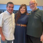 foto-4-mulher-jorge-pinho-e-tricia-tadros-com-o-jornalista-carlos-aguiar