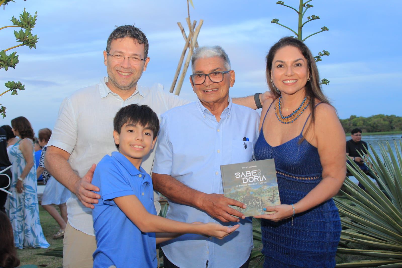 Simão Mundo Simão Assayag lança o livro Sabedoria: O Jeito de Abraçar o Mundo