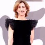 fernanda-torres-usa-look-preto-no-tapete-vermelho-do-festival-de-veneza
