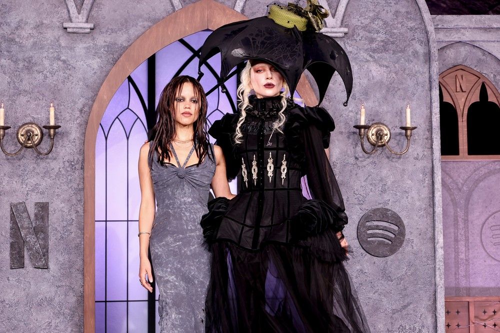 lady-gaga-e-jenna-ortega-posam-juntas-em-evento-de-wandinha-e-web-vai-a-loucura-foto-pesadissima