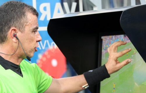 o-arbitro-joel-aguilar-consulta-o-video-para-marcar-penalti-no-jogo-suecia-x-coreia-do-sul-1529342632495_v2_1170x540