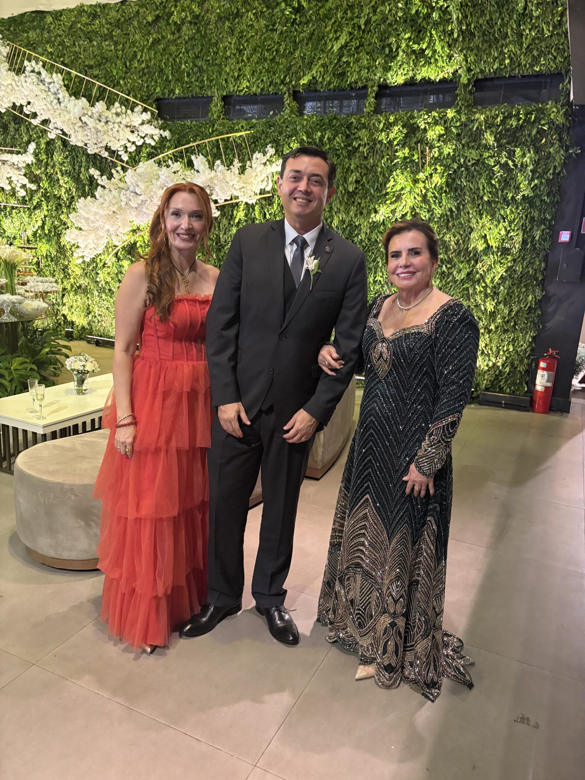 foto-10-yara-3-yara-com-o-filho-e-nora-carlos-rodrigues-e-iara-galdino