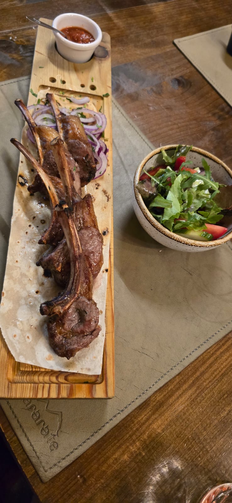 foto-9-italia-gastronomia-maravilhosa-bisteca-de-cordeiro-com-salada-verde