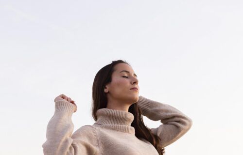 vista-lateral-de-mulher-na-praia-com-espaco-de-copia