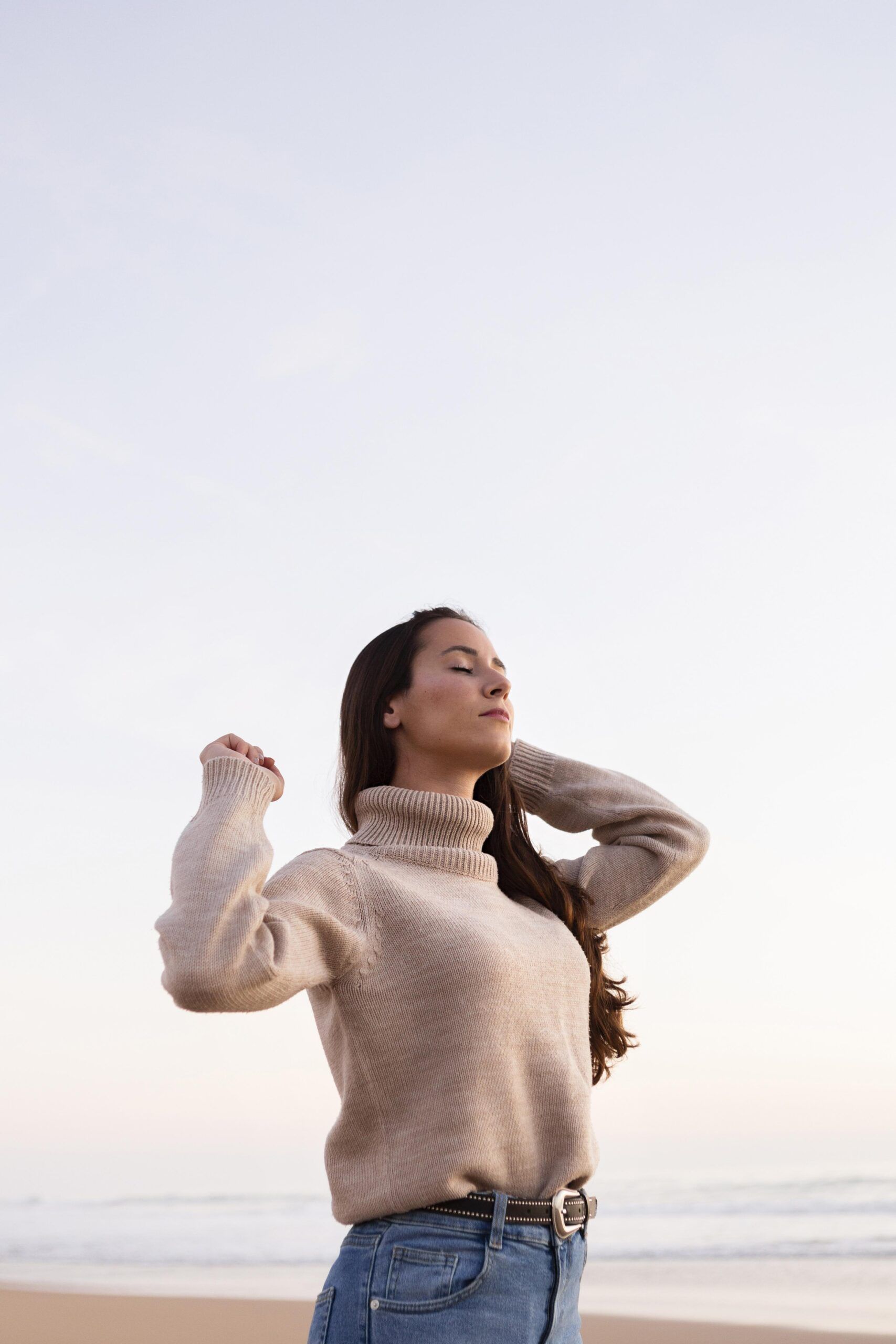 vista-lateral-de-mulher-na-praia-com-espaco-de-copia