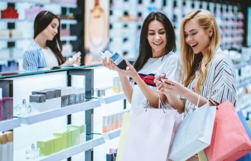 girls-at-shopping-center