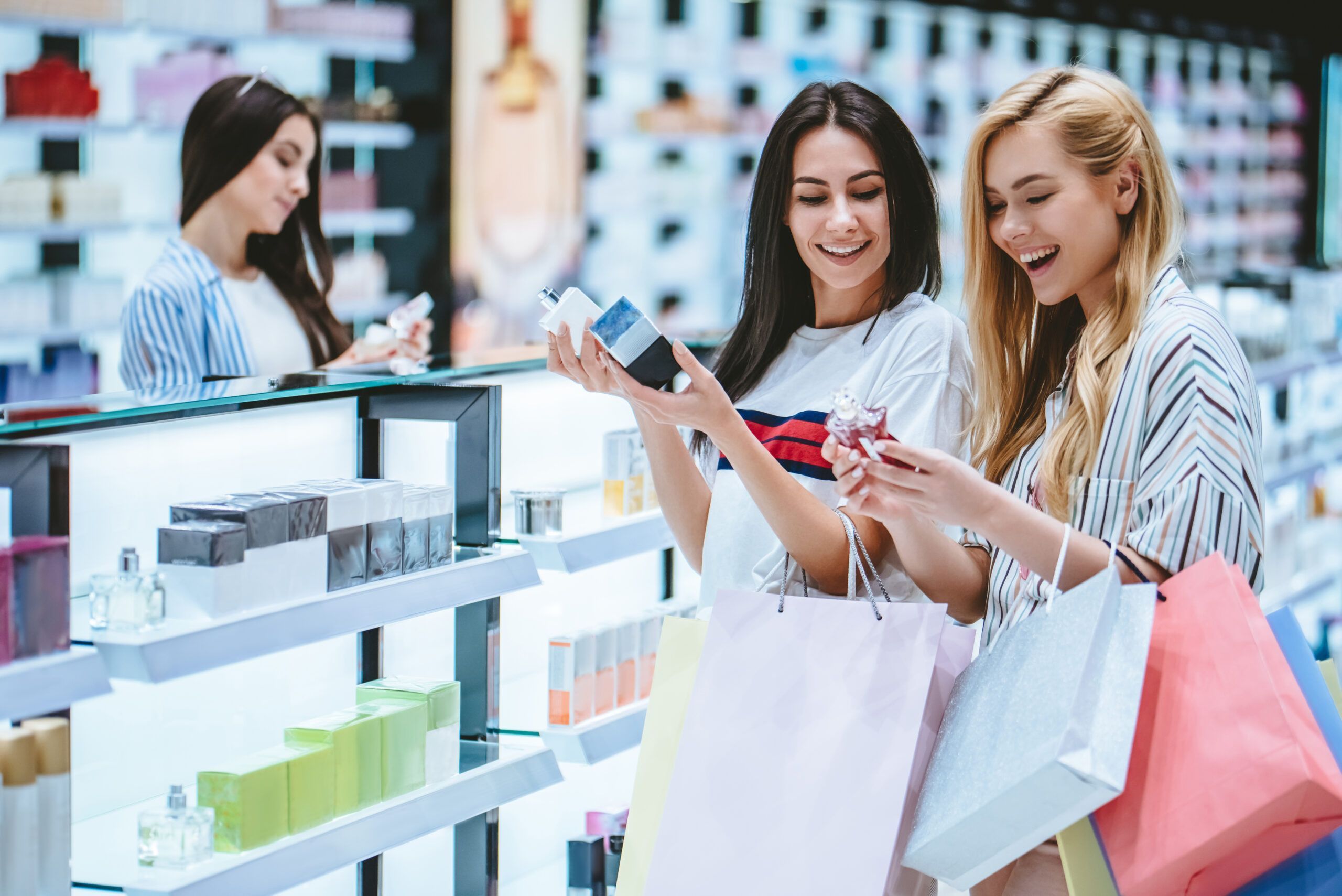 girls-at-shopping-center