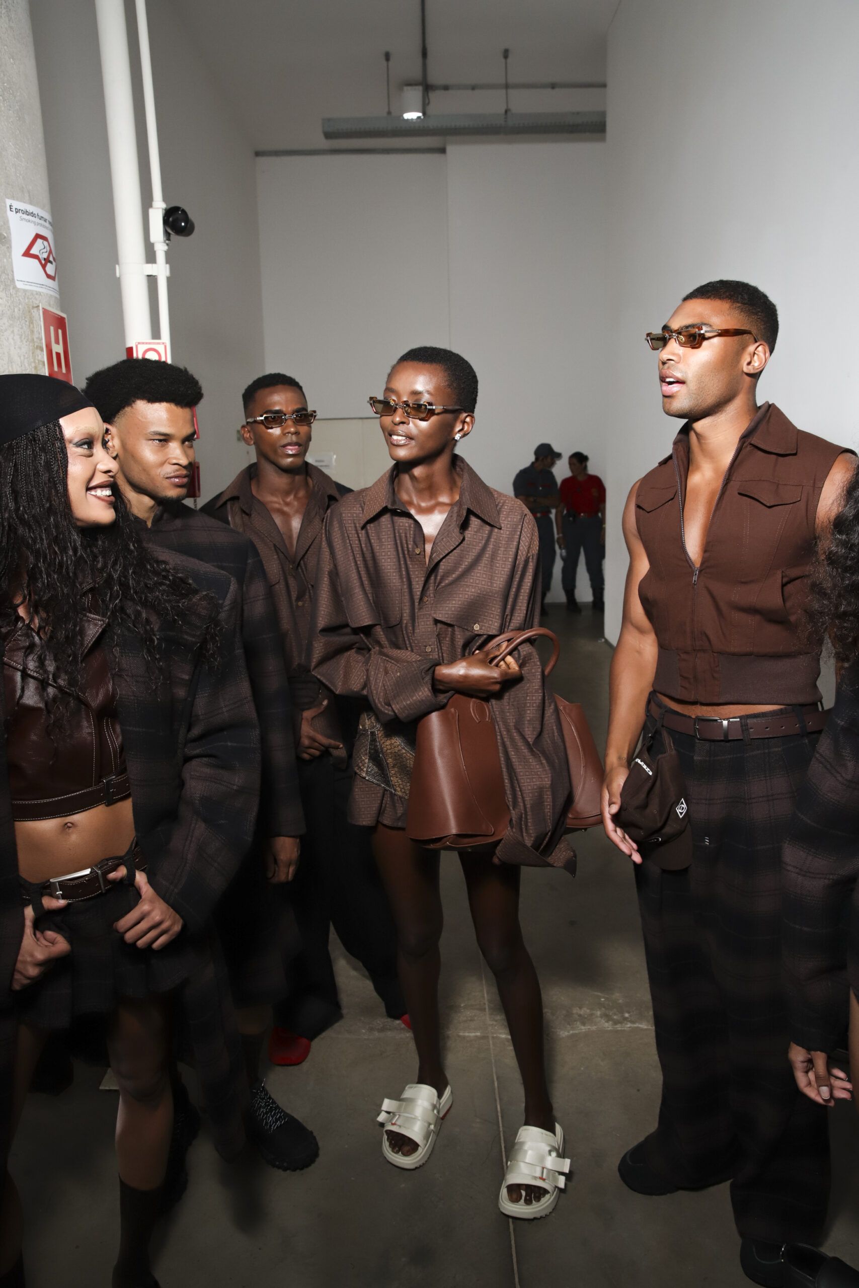 foto-3-backstage-da-dendezeiro-na-spfw-n60-kevin-oux