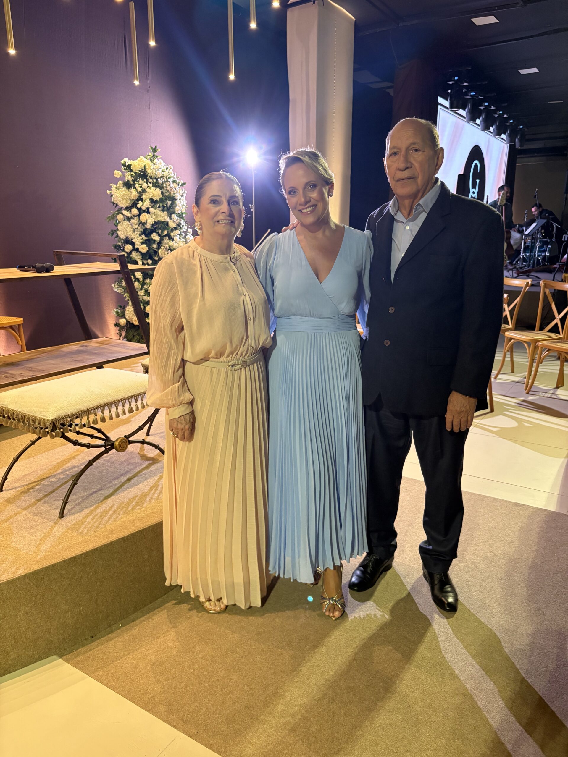 foto-4-feliz-thaisa-com-os-pais-do-guto