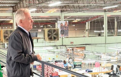 foto-1-claudio-cardozo-em-fabrica-da-declaus-confeccoes-divulgacao