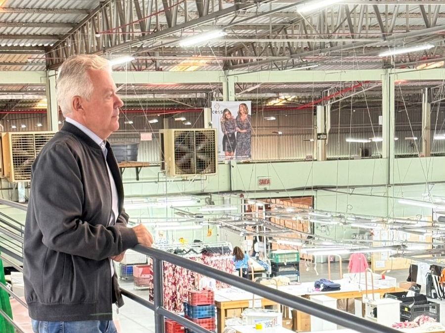 foto-1-claudio-cardozo-em-fabrica-da-declaus-confeccoes-divulgacao