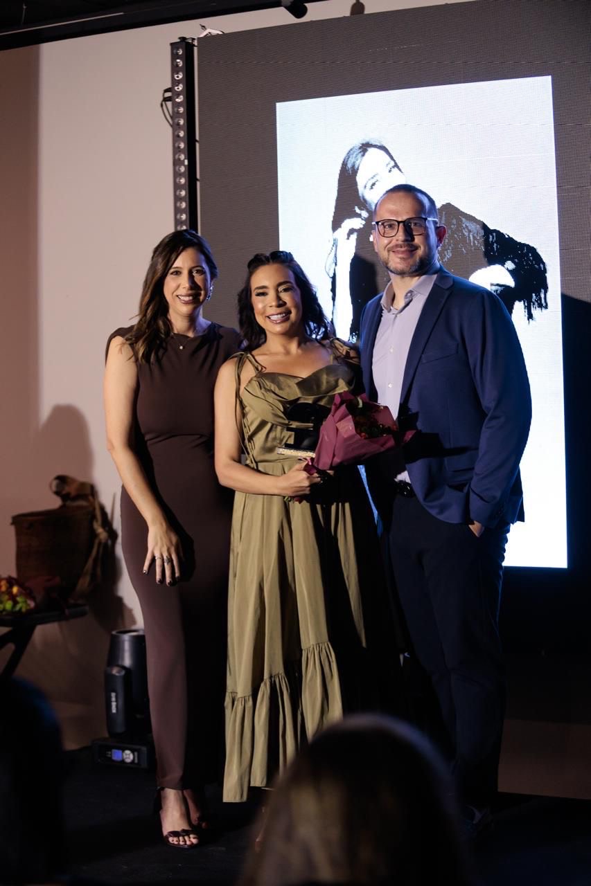 foto-15-premio-arla-rocha-com-o-premio