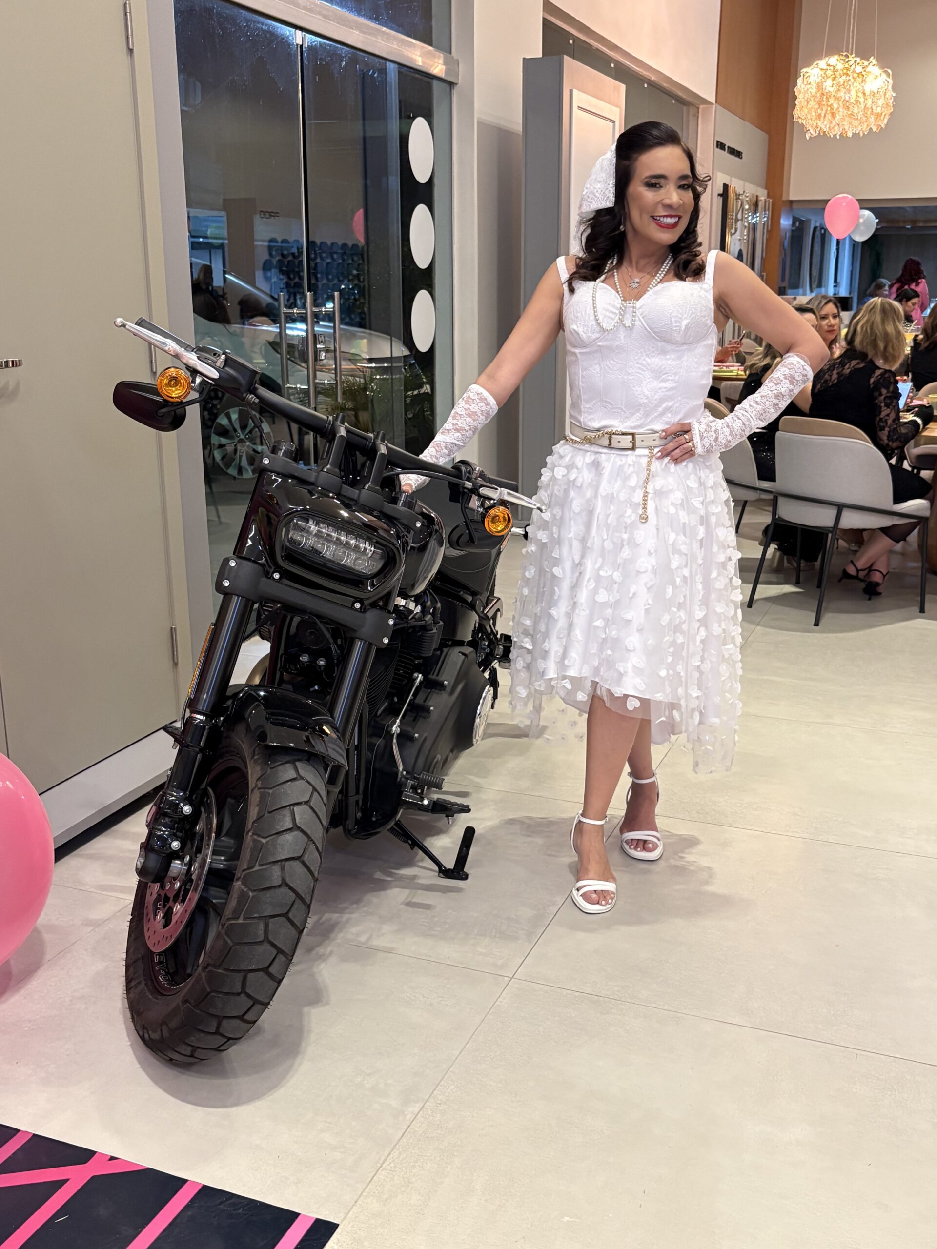 foto-05-wood-carla-rocha-com-a-motocicleta