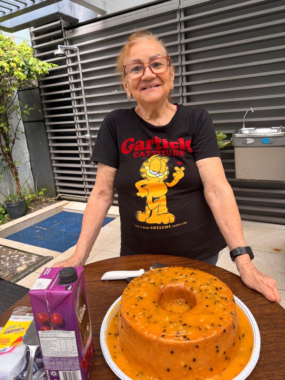 foto-10-niver-2-gracinha-e-o-bolo