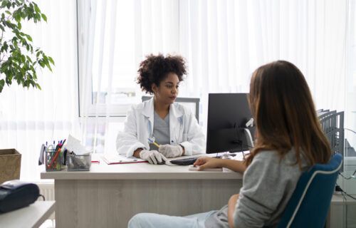 medium-shot-female-doctor-patient