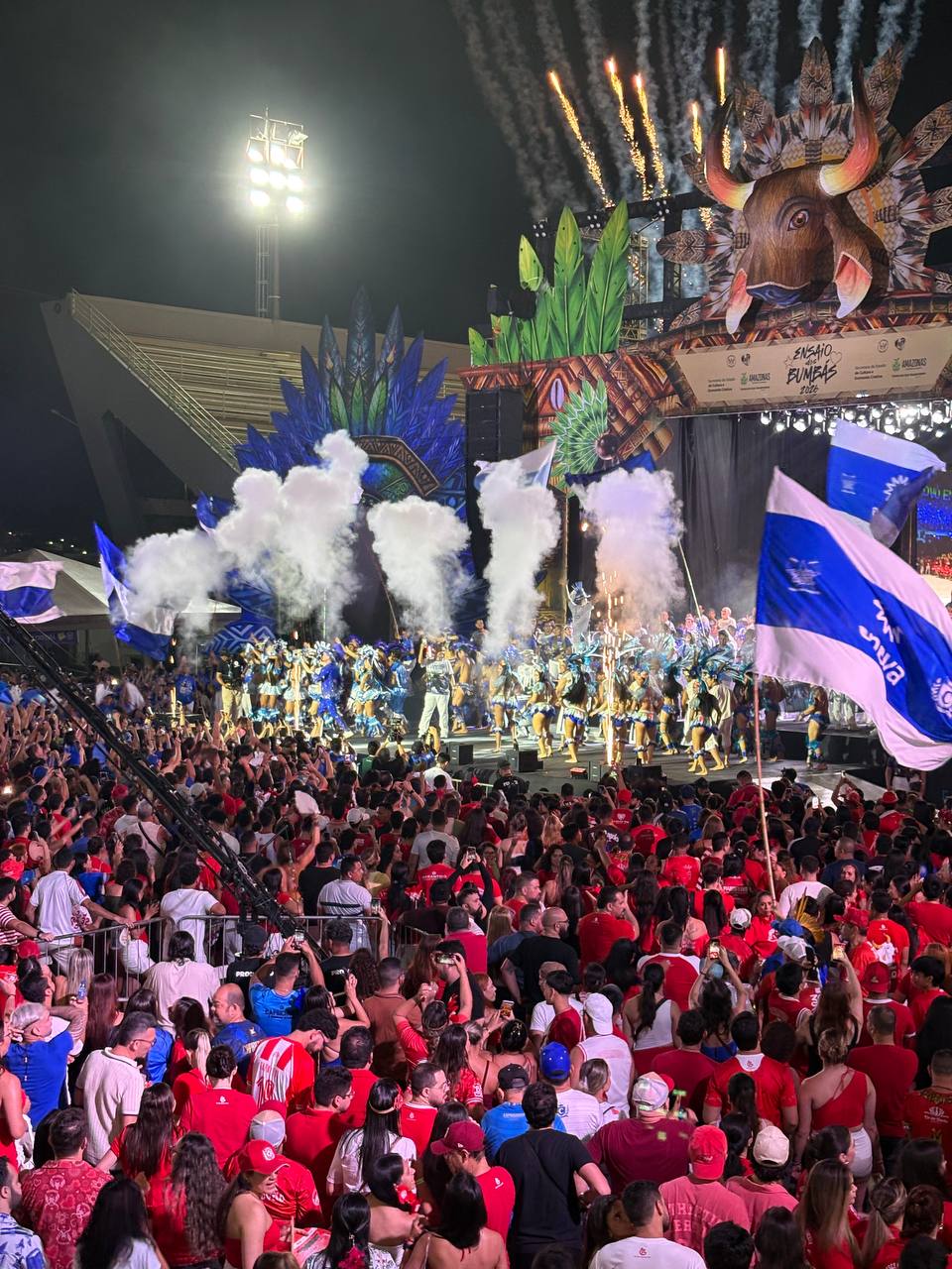 Os bois Garantido e Caprichoso abriram oficialmente a temporada bovina de 2026 no Sambódromo de Manaus. O evento reuniu milhares de torcedores em apresentações que anteciparam a acirrada disputa estratégica pelo título do Festival de Parintins.