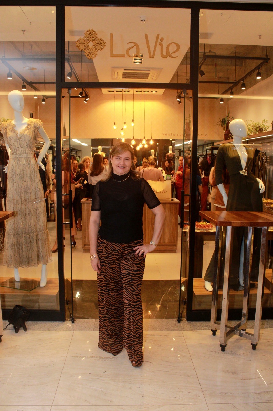 foto-1-lavie-luciana-barroncas-ceo-na-frente-da-loja-que-ganhou-repaginada-nova-logo-e-novos-fornecedores