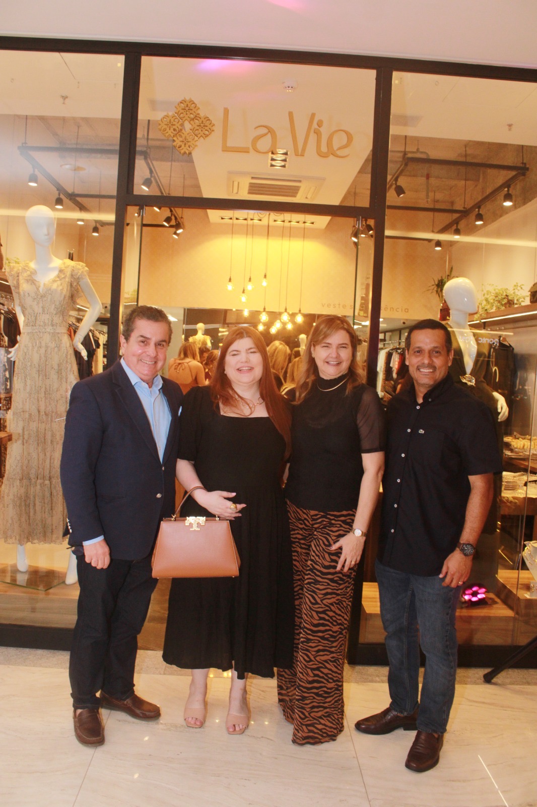 foto-15-lavie-jorge-pinho-e-tricia-tadros-com-os-amigos-fabio-veras-e-luciana-barrocas