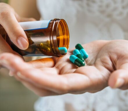 Automedicação pode mascarar doenças graves; saiba diferenciar sintomas e alertas