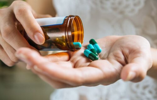Automedicação pode mascarar doenças graves; saiba diferenciar sintomas e alertas