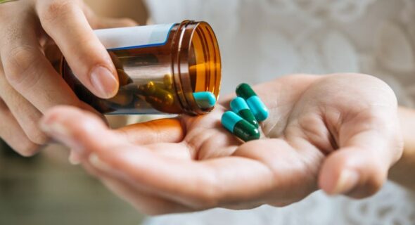 Automedicação pode mascarar doenças graves; saiba diferenciar sintomas e alertas